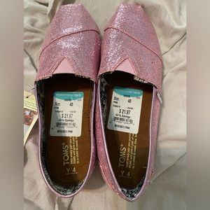 NEW WITH TAGS!!!  Toms Glitter Classic in size 4Y!